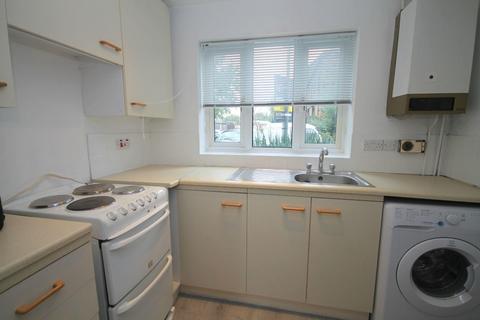 1 bedroom terraced house to rent, Squires Walk, Ashford TW15