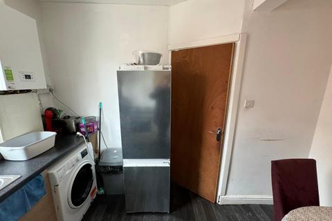 2 bedroom flat to rent, 2 Whingate Grove, Leeds LS12