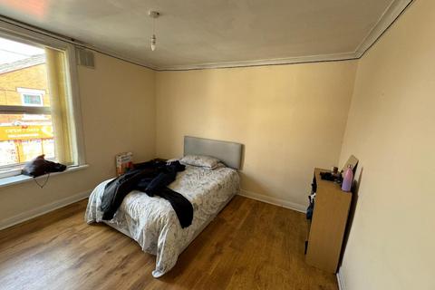 2 bedroom flat to rent, 2 Whingate Grove, Leeds LS12