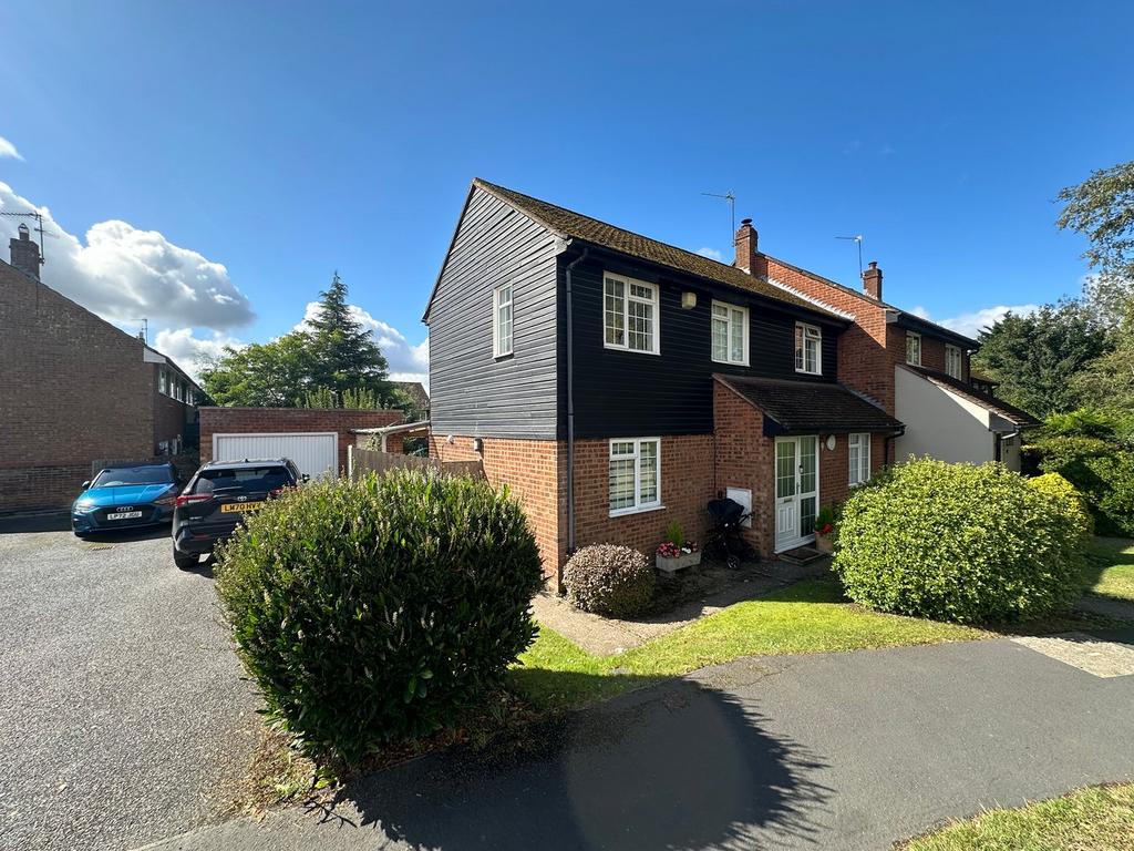 Hyde Lane, Bovingdon HP3 3 bed semi-detached house - £545,000