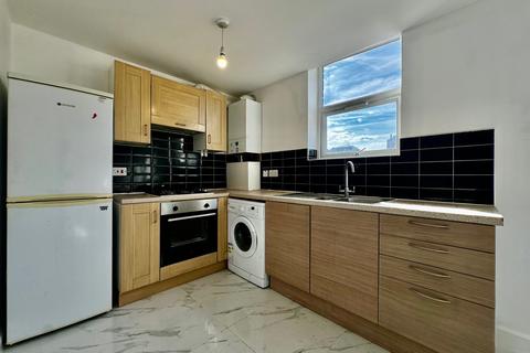 3 bedroom flat to rent, Amersham Road, 	SE14