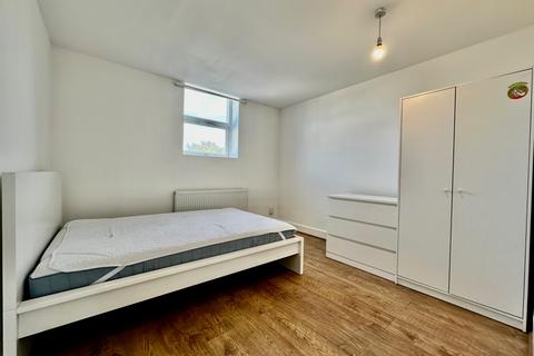 3 bedroom flat to rent, Amersham Road, 	SE14