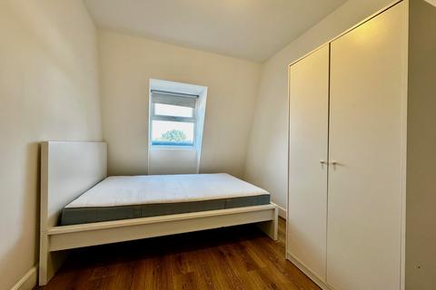 3 bedroom flat to rent, Amersham Road, 	SE14