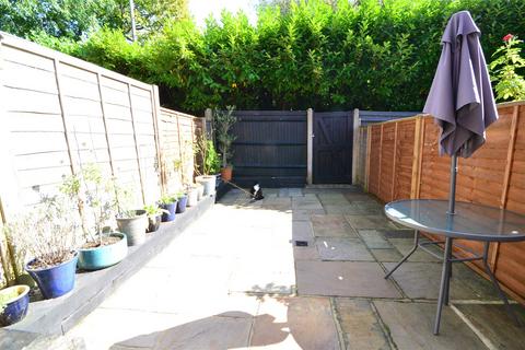 3 Engalee, East Grinstead, RH19 1FE