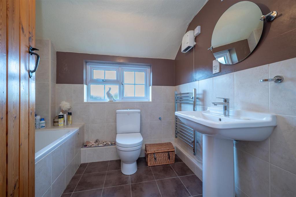 Family Bathroom (Park Hill Farmhouse)