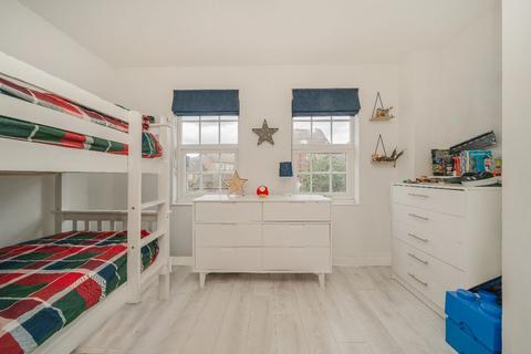 9 College Close, Twickenham, TW2 6NR