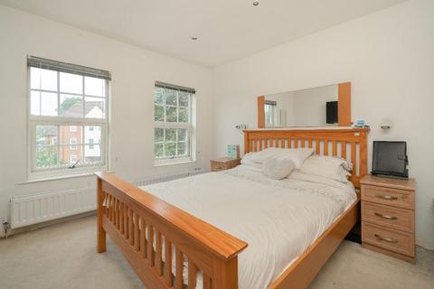 9 College Close, Twickenham, TW2 6NR