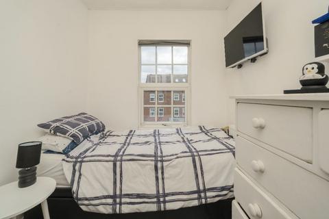 9 College Close, Twickenham, TW2 6NR