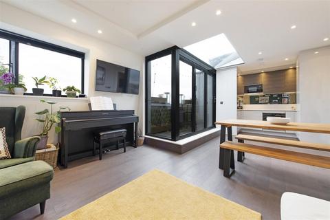 2 bedroom flat for sale, Connaught Gardens, N10 3LH