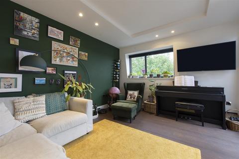 2 bedroom flat for sale, Connaught Gardens, N10 3LH