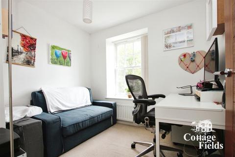 2 bedroom flat for sale, Regent Court, Enfield, London, EN3 - Stunning First Floor Apartment