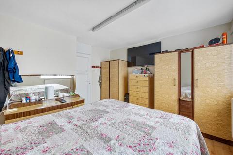 16 Maple Close, London, N16 6DF
