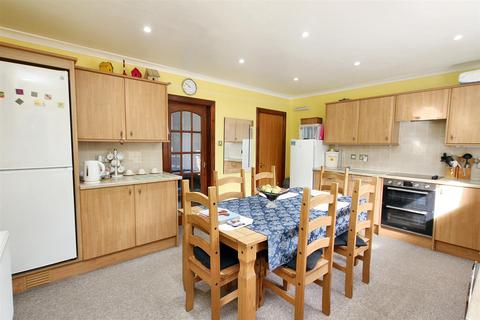 2 Covington Oval, Carstairs Junction, Lanark, ML11 8RU