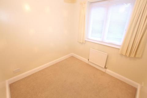 2 bedroom flat to rent, Beaufort Mews, Woking GU21