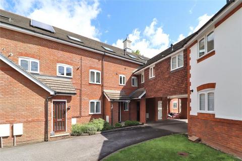 2 bedroom flat to rent, Beaufort Mews, Woking GU21