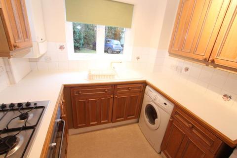 2 bedroom flat to rent, Beaufort Mews, Woking GU21