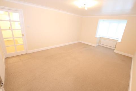 2 bedroom flat to rent, Beaufort Mews, Woking GU21