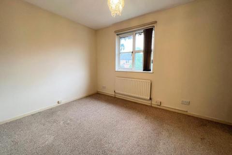 3 bedroom terraced house to rent, Erica Court, Woking GU22