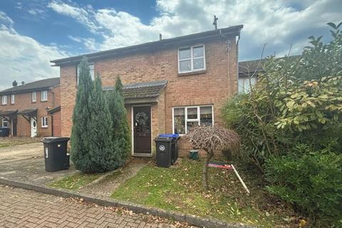 3 bedroom terraced house to rent, Erica Court, Woking GU22