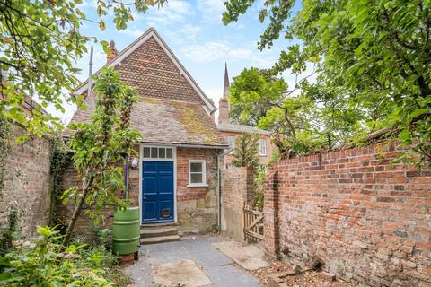 2 bedroom semi-detached house to rent, The Close, Salisbury, Wiltshire