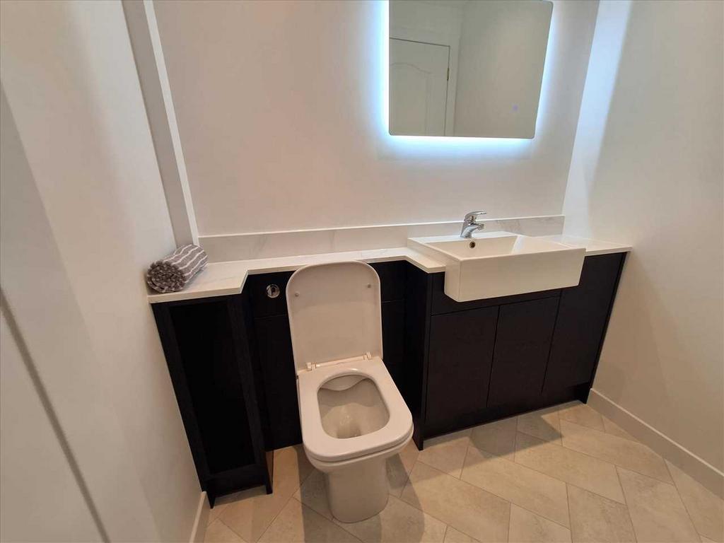 Lower Level WC (2)