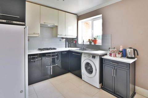 3 bedroom detached house to rent, Kingston Road, New Malden