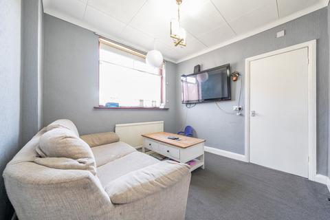 32 Collins Drive, Ruislip, HA4 9EN