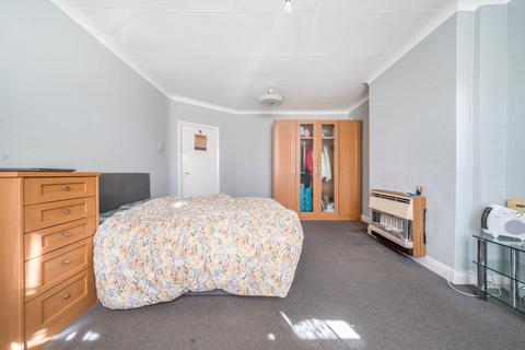 32 Collins Drive, Ruislip, HA4 9EN
