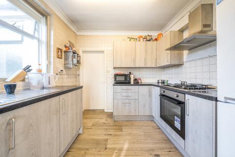 32 Collins Drive, Ruislip, HA4 9EN