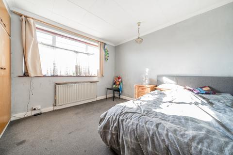 32 Collins Drive, Ruislip, HA4 9EN