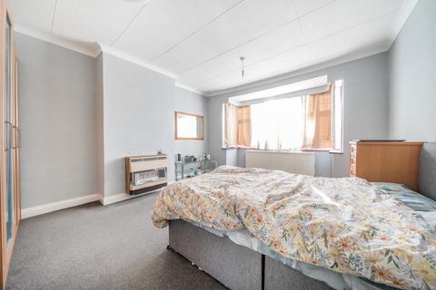 32 Collins Drive, Ruislip, HA4 9EN