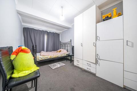 32 Collins Drive, Ruislip, HA4 9EN