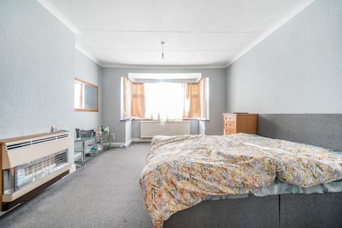 32 Collins Drive, Ruislip, HA4 9EN