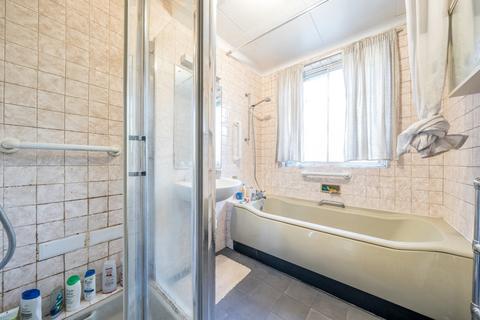 32 Collins Drive, Ruislip, HA4 9EN