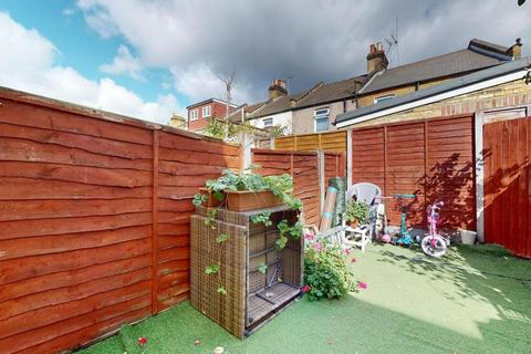 3 bedroom terraced house to rent, Selby Road, Plaistow, E13