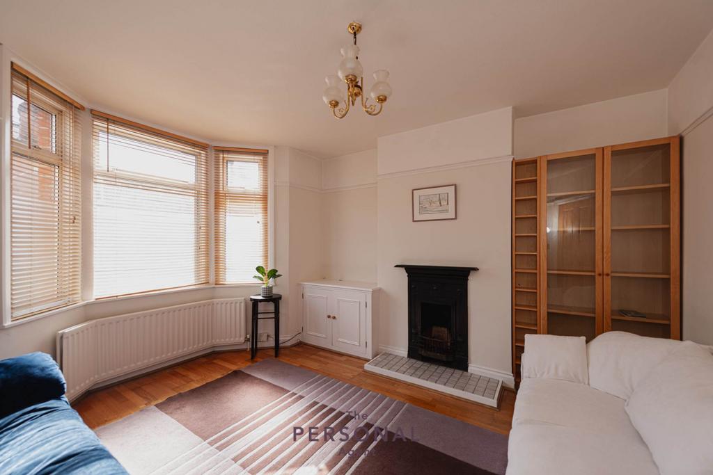 Miles Road, Epsom 3 bed semidetached house to rent £1,900 pcm (£438 pw)