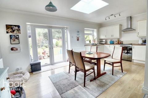 20 Rossall Close, Hornchurch, RM11 1BP