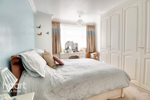 20 Rossall Close, Hornchurch, RM11 1BP