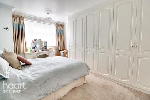 20 Rossall Close, Hornchurch, RM11 1BP