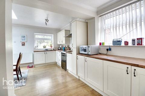 20 Rossall Close, Hornchurch, RM11 1BP