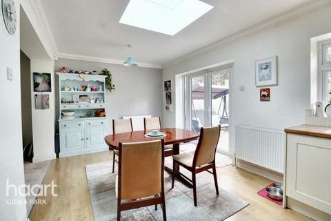 20 Rossall Close, Hornchurch, RM11 1BP