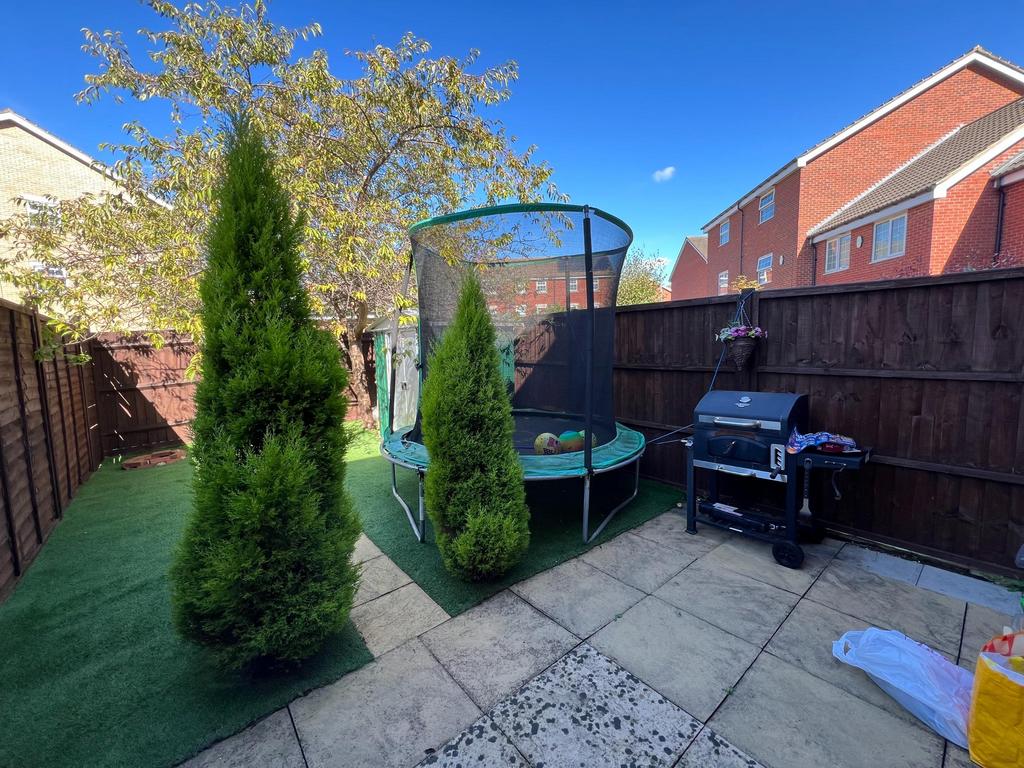 Wilks Road, Grantham, NG31 3 bed terraced house for sale £190,000