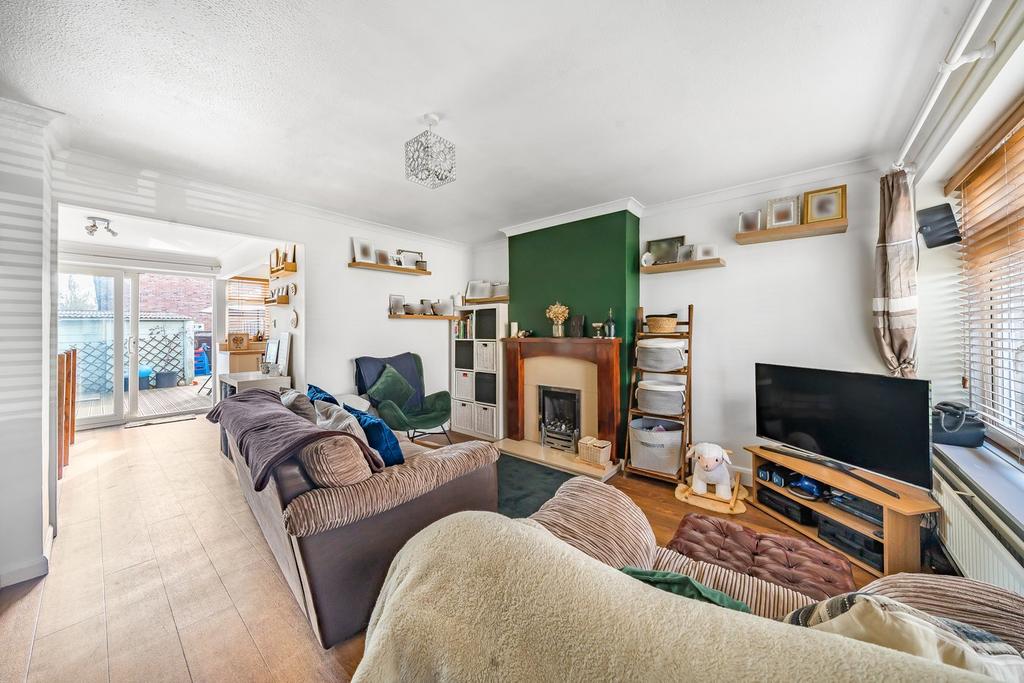 Bury Road, Shefford, SG17 3 bed terraced house to rent £1,450 pcm (£