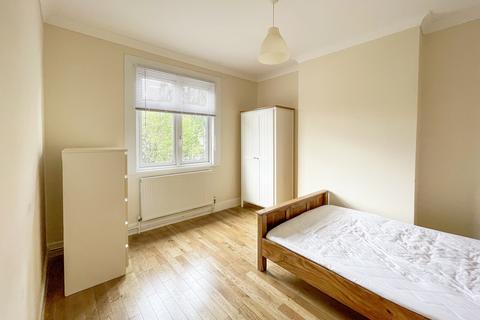 2 bedroom flat to rent, Gladstone Park Gardens, London NW2