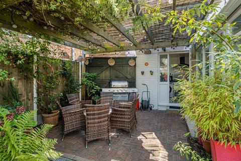 98 Metcalf Road, Ashford, TW15 1HA