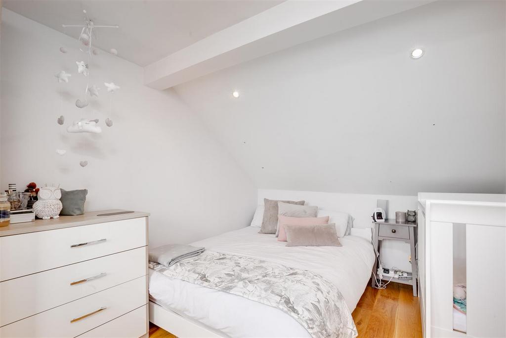 57a Eastbury Grove-11.jpg