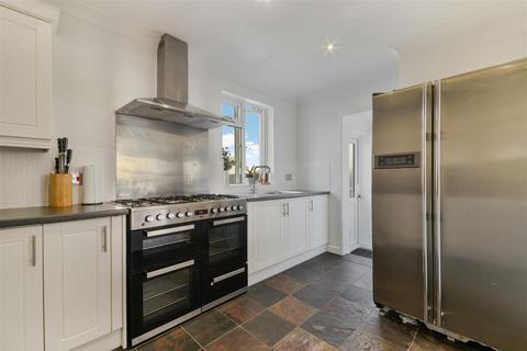 67 Mount Road, Mitcham, CR4 3EZ