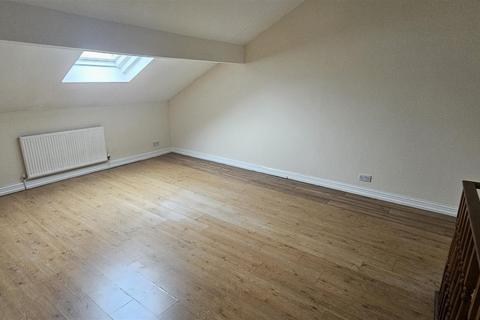 2 bedroom flat to rent, Edge Lane, Stretford M32