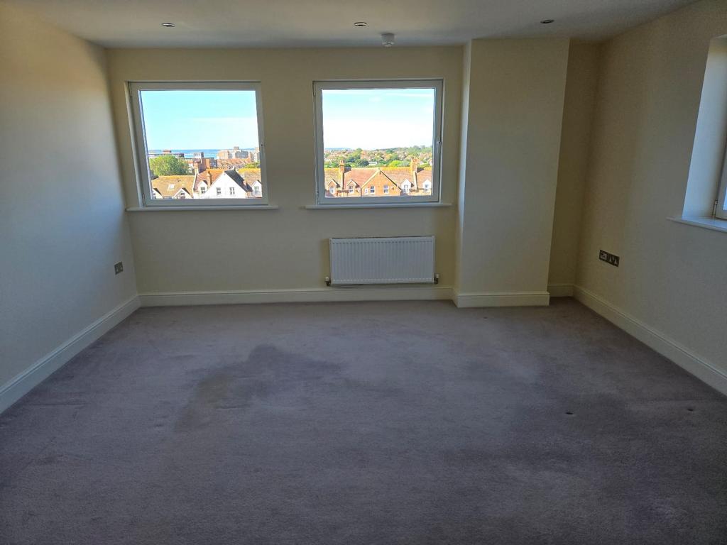 Sackville Road, BexhillonSea TN39 2 bed flat to rent £1,250 pcm (£