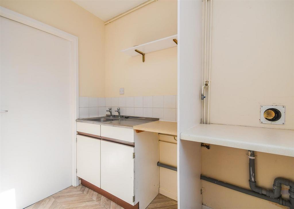 121 Wombourne Park - Laundry.jpg